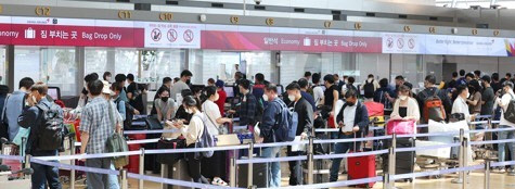 지난 13일 오후 인천국제공항 제1 여객터미널 출국장의 모습. <연합뉴스>